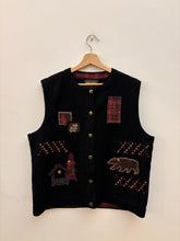 Carica l&#39;immagine nel visualizzatore di Gallery, Gilet Woolrich vintage ricamato a mano tg. L
