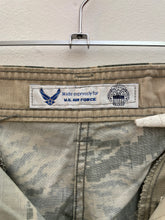 Carica l&#39;immagine nel visualizzatore di Gallery, Pantaloni cargo us air force vintage taglia W38
